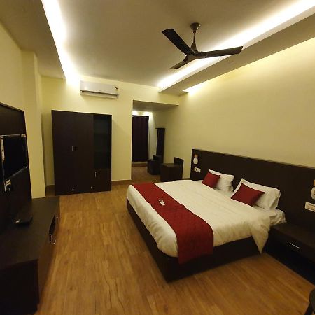 Sri Lakshmi Palace A/C Hotel Suluru Exterior photo