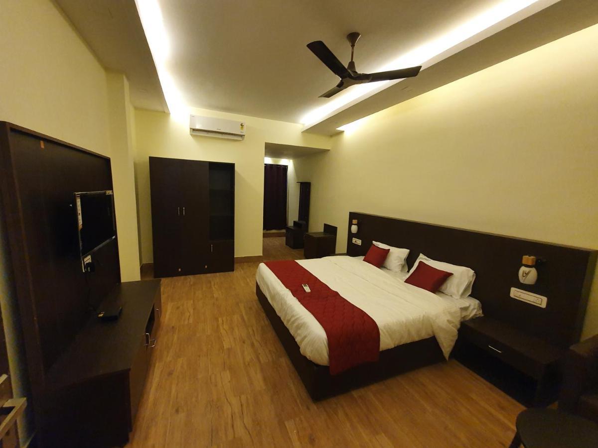 Sri Lakshmi Palace A/C Hotel Suluru Exterior photo